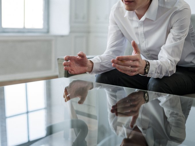 Tisch mit Spiegelung