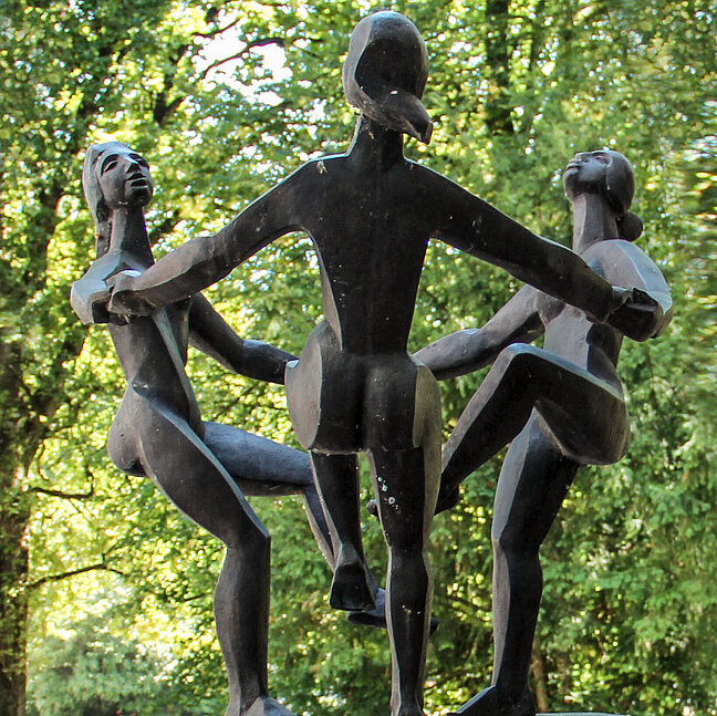 Statuen tanzende Frauen