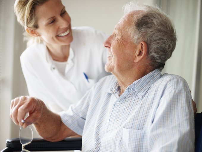 Schwester und Patient schauen sich an