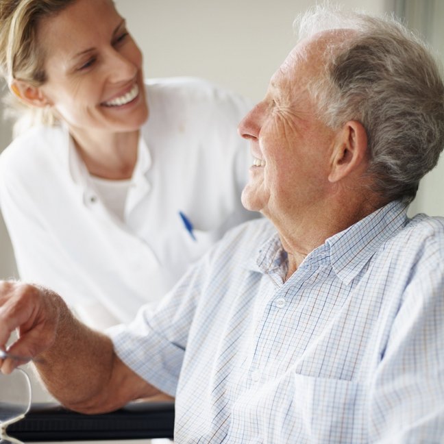 Schwester und Patient schauen sich an