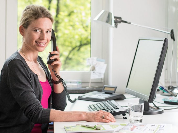 Kontak - Dame im Büro am Telefon
